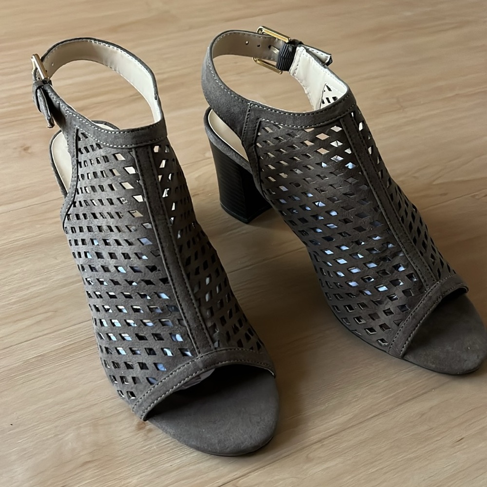 LIZ CLAIBORNE GEMMA WOMENS LAZER CUT STACKED HEEL SANDALS BUCKLE CLOSE SIZE 9.5
